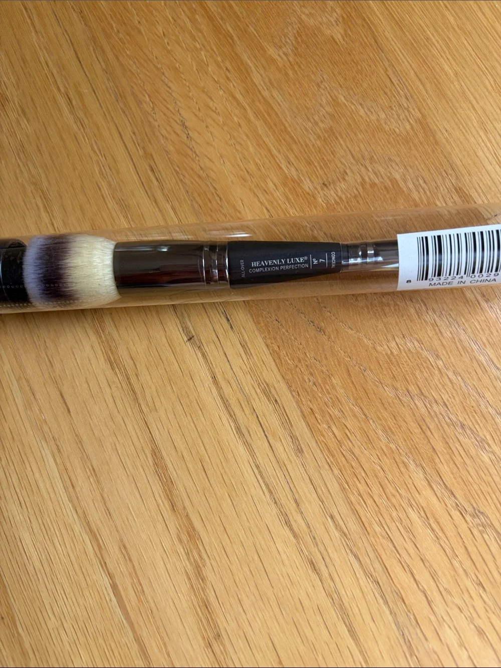 it cosmetics Duel-Ended Makeup Brush with Black Handle and White-Tipped Bristles